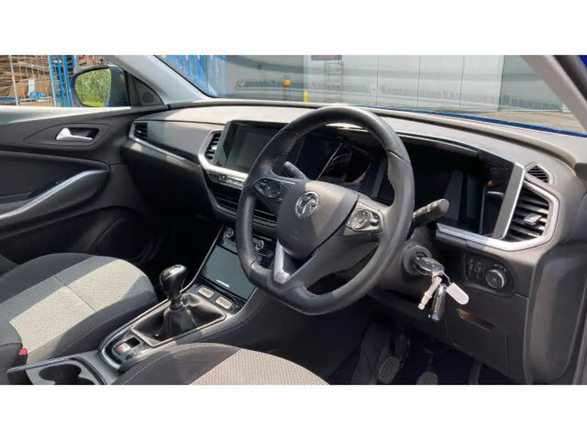 2022-vauxhall-grandland-12-design-big-10