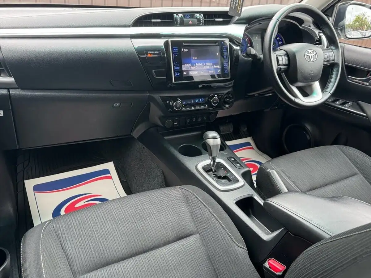 2019-toyota-hi-lux-24d-4d-invincible-150hpeu6dt-e-32t-auto-big-8