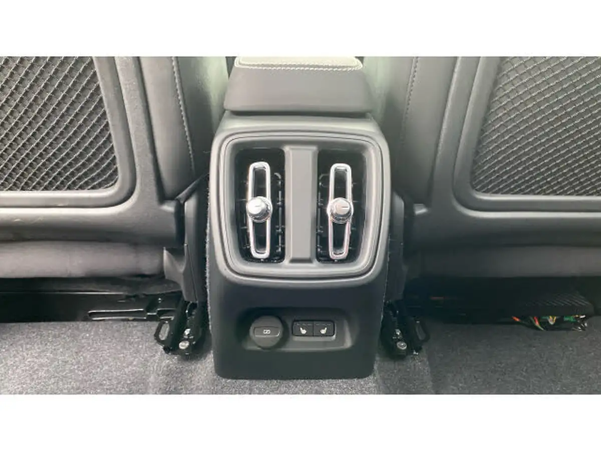 2024-volvo-xc40-20-b3-ultra-black-edition-big-37