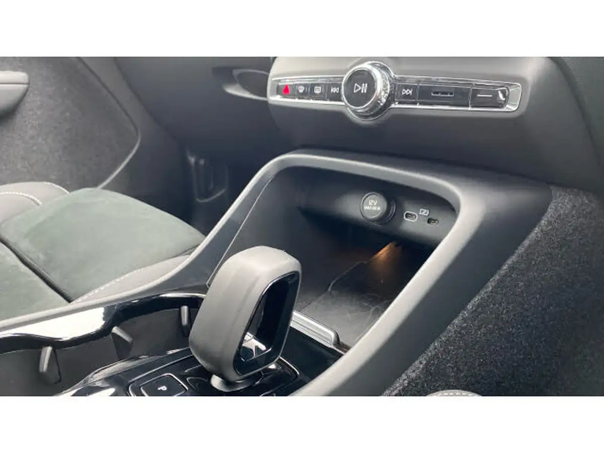 2024-volvo-xc40-20-b3-ultra-black-edition-big-13