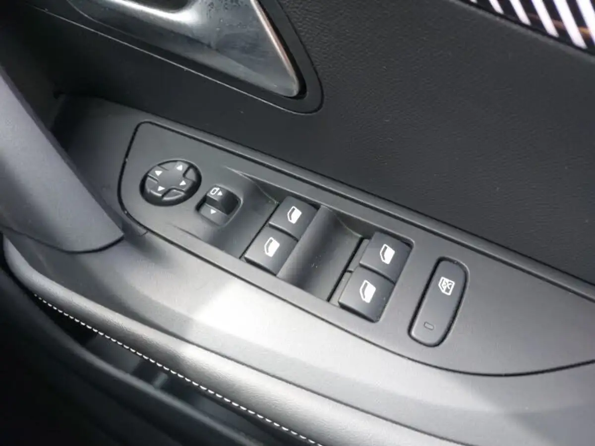 2024-peugeot-2008-suv-12-puretech-allure-130ps-eat8-big-12