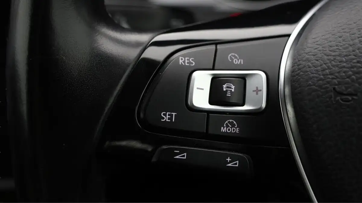2018-volkswagen-golf-10-tsi-se-nav-110ps-ss-hatchback-5d-dsg-big-22