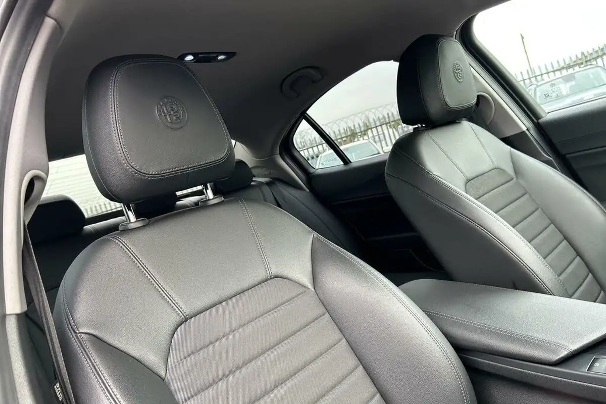 2020-alfa-romeo-giulia-20-nero-edizione-big-23