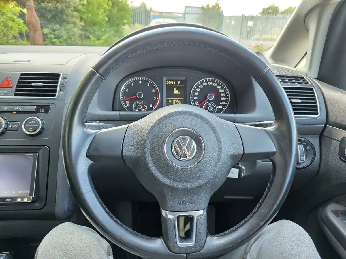 2014-volkswagen-touran-big-39