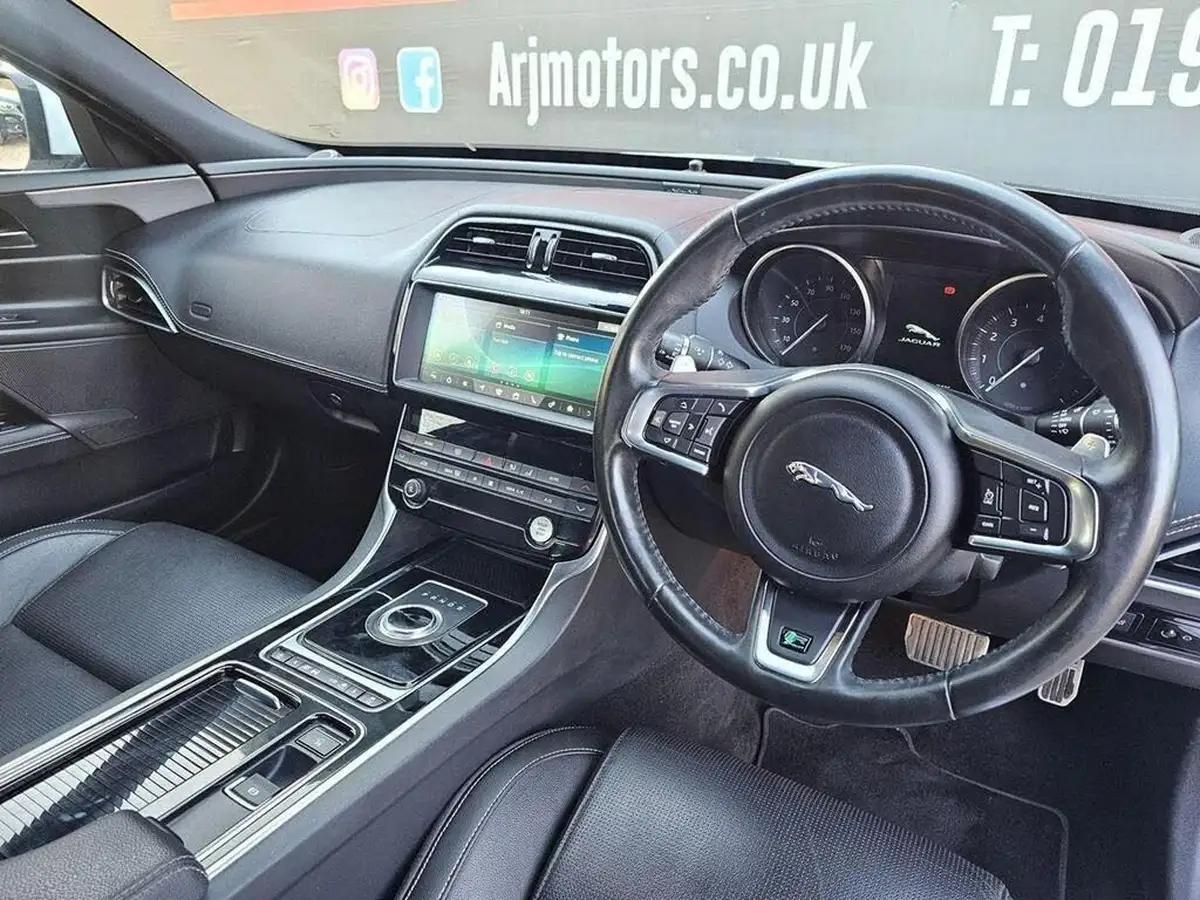 2018-jaguar-xe-20i-r-sport-200ps-1997cc-big-14