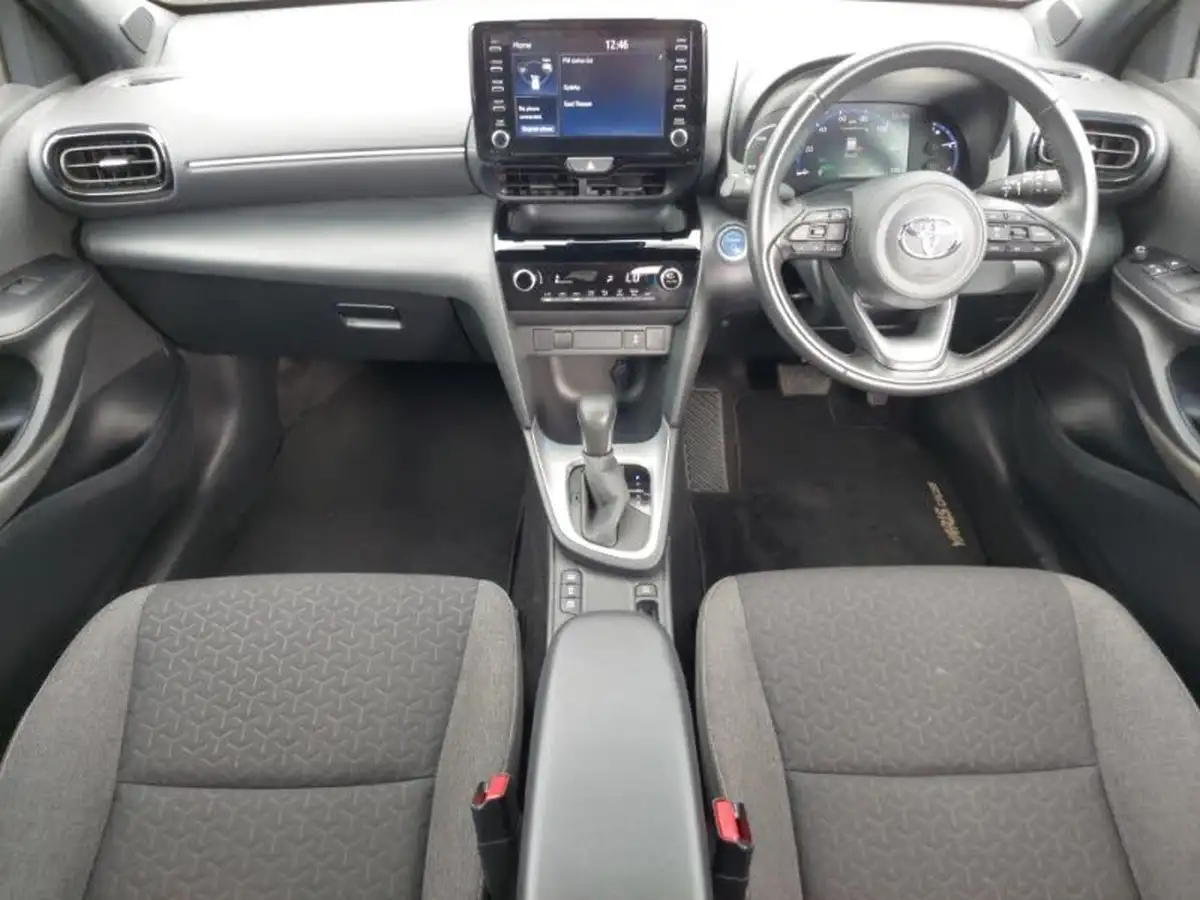 2021-toyota-yaris-15-vvt-i-design-panoramic-roof-big-2