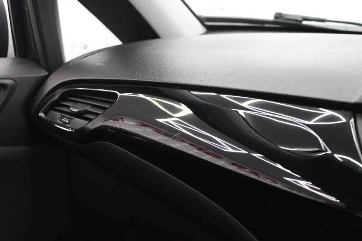 2015-vauxhall-corsa-14-sting-3d-big-27