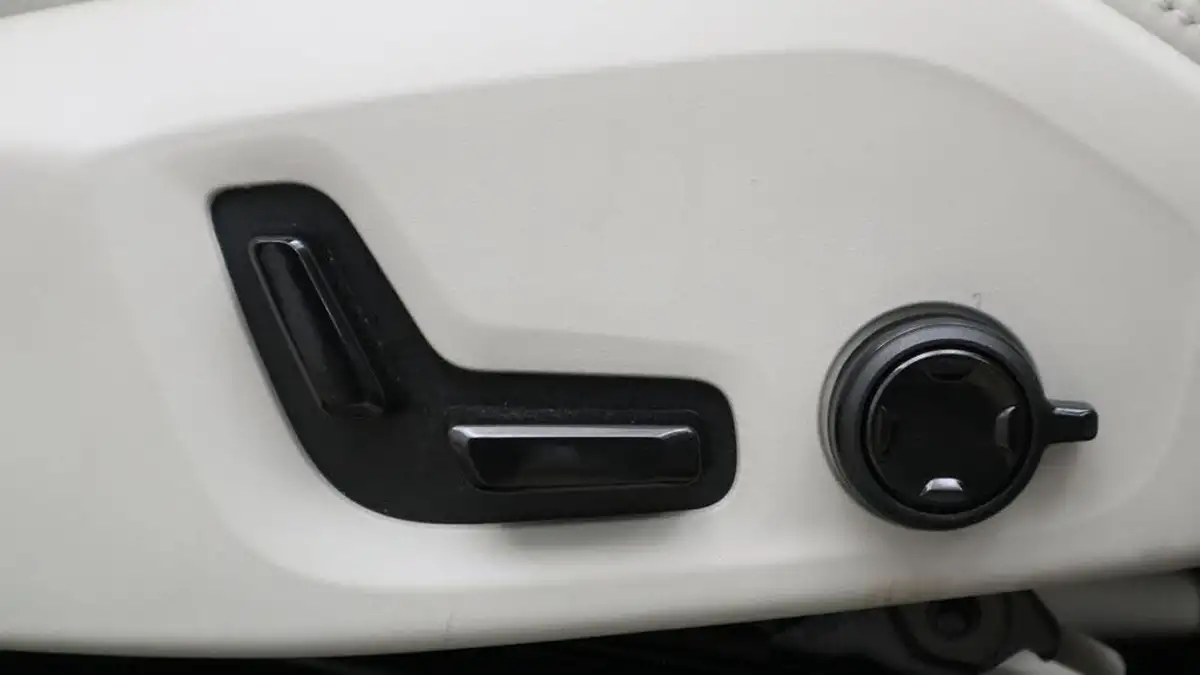 2024-volvo-xc60-20-t8-ultimate-dark-big-27