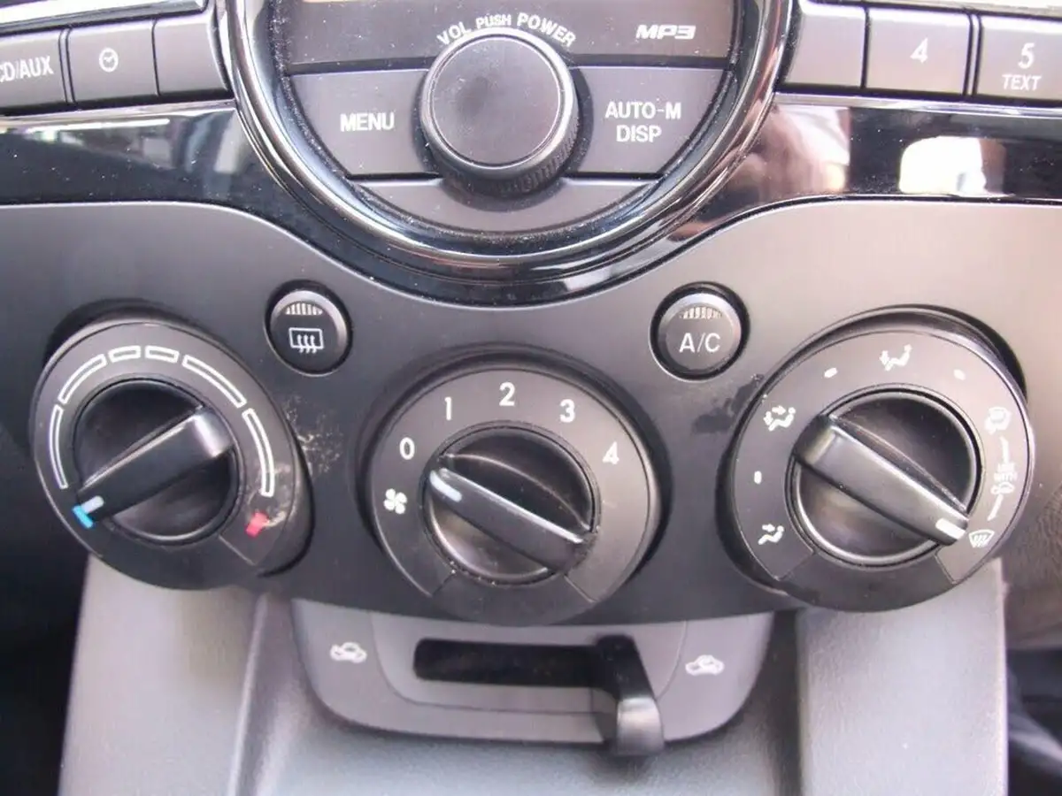 2011-mazda-mazda2-13-ts2-5d-big-35