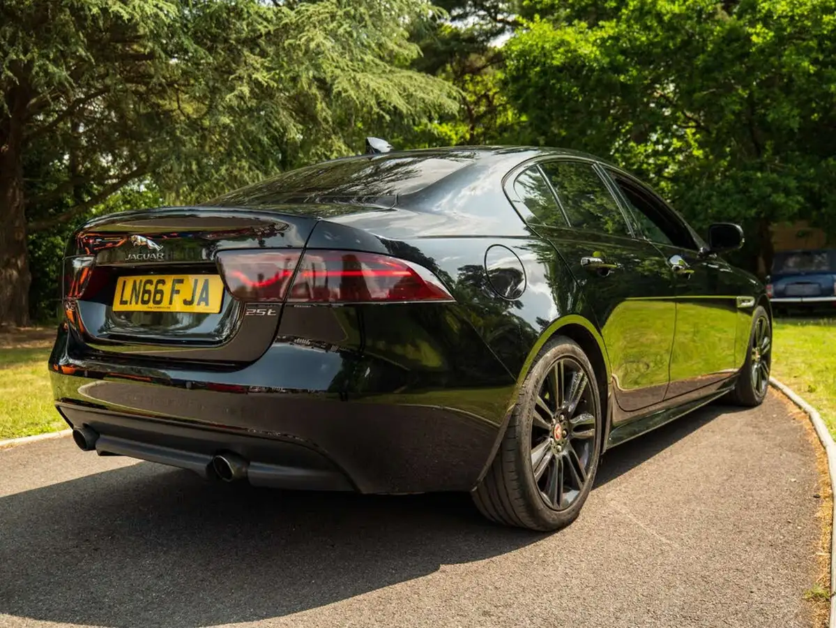 2016-jaguar-xe-20i-r-sport-240ps-big-24