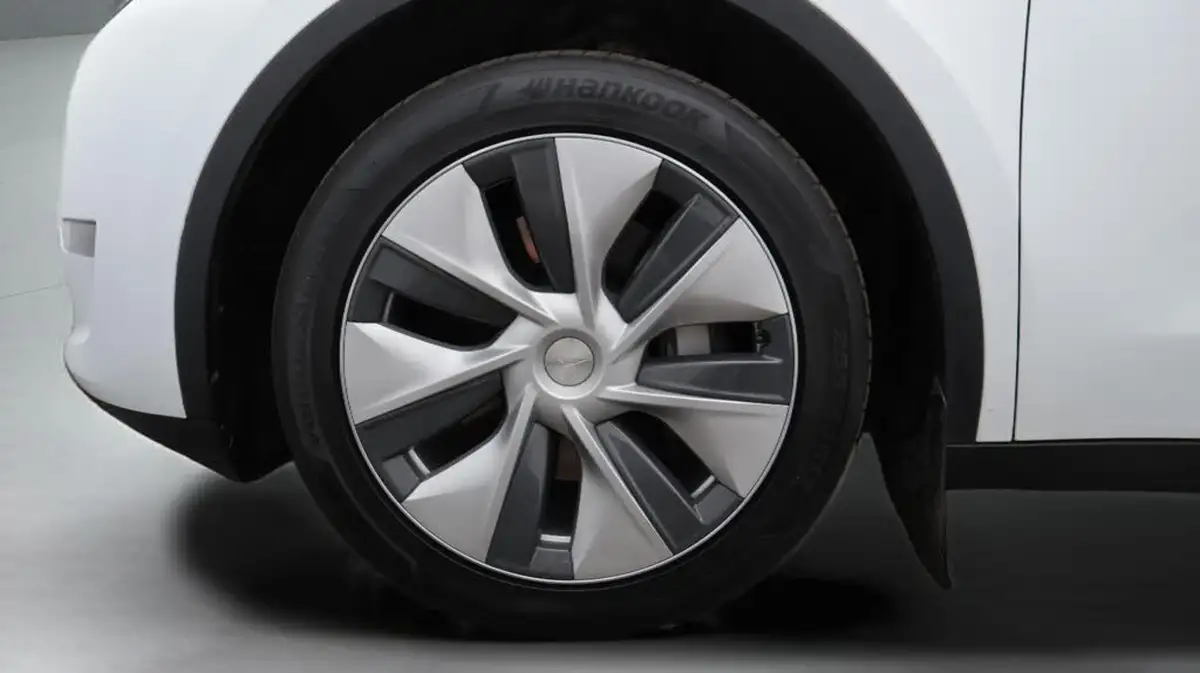 2023-tesla-model-y-e-long-range-big-18