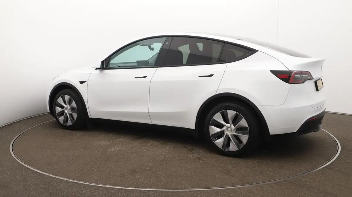2023-tesla-model-y-e-long-range-big-46