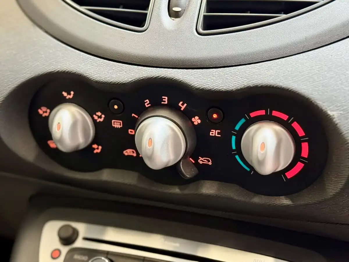 2014-renault-twingo-12-dynamique-big-19