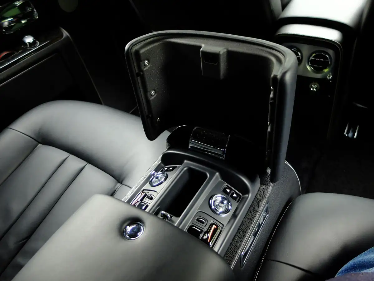 2016-rolls-royce-phantom-67-coupe-2d-big-17