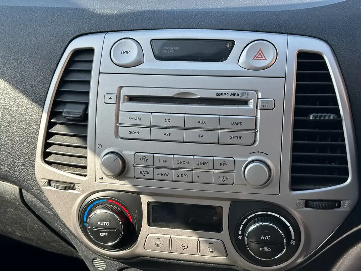 2010-hyundai-i20-14-style-big-11