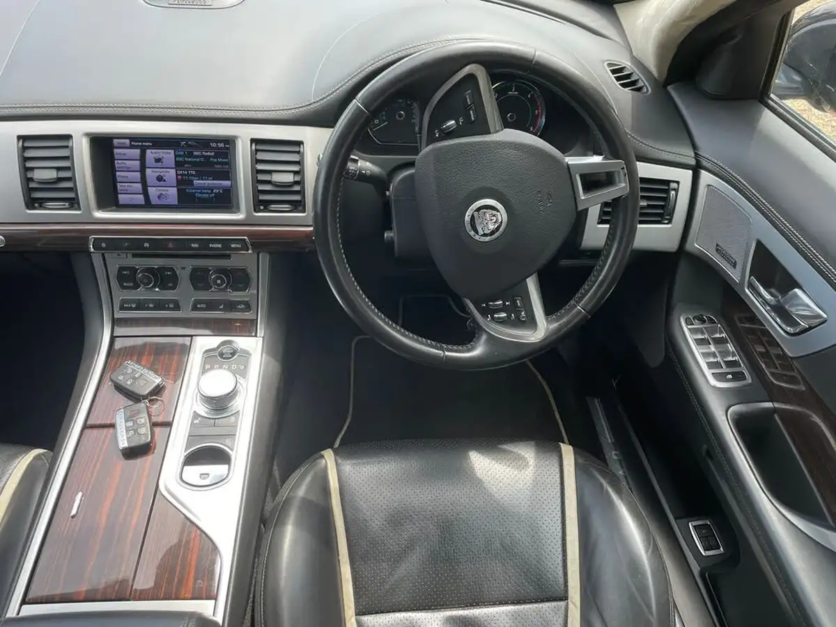 2013-jaguar-xf-22td-portfolio-200ps-ss-sportbrake-5d-auto-big-9