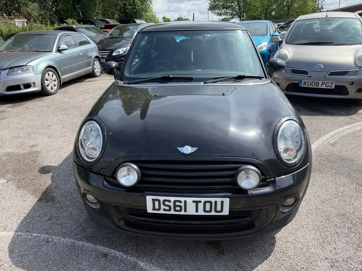 2011-mini-cooper-16td-cooper-d-avenue-hatchback-3d-1598cc-big-0