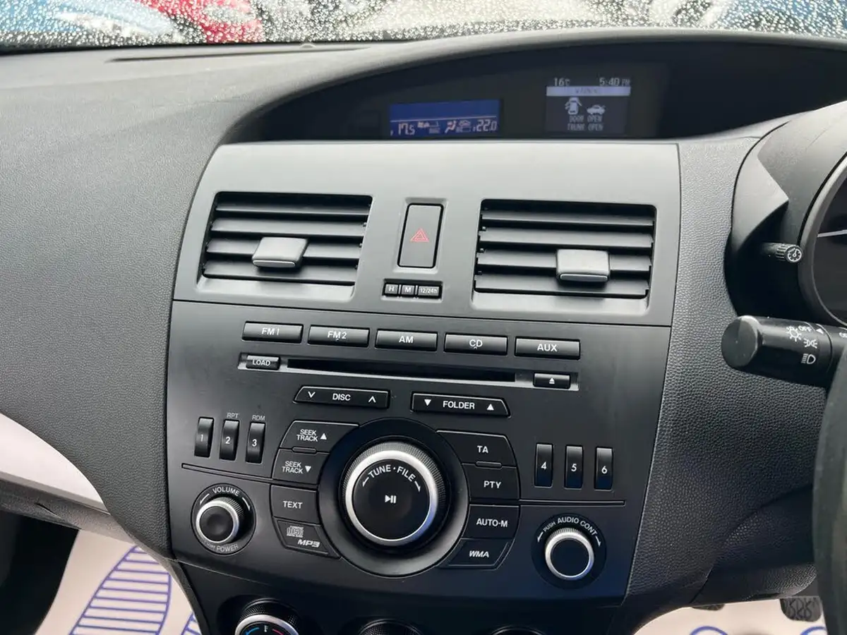2013-mazda-mazda3-16-tamura-big-26
