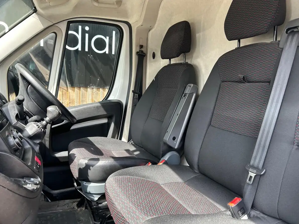 2020-citroen-relay-22bluehdi-35-l3h2-driver-big-21
