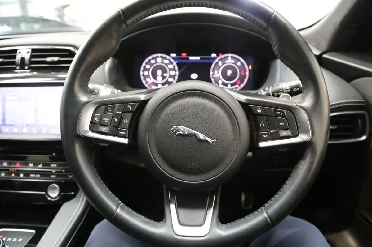 2020-jaguar-f-pace-20-i4d-chequered-flag-180ps-big-33
