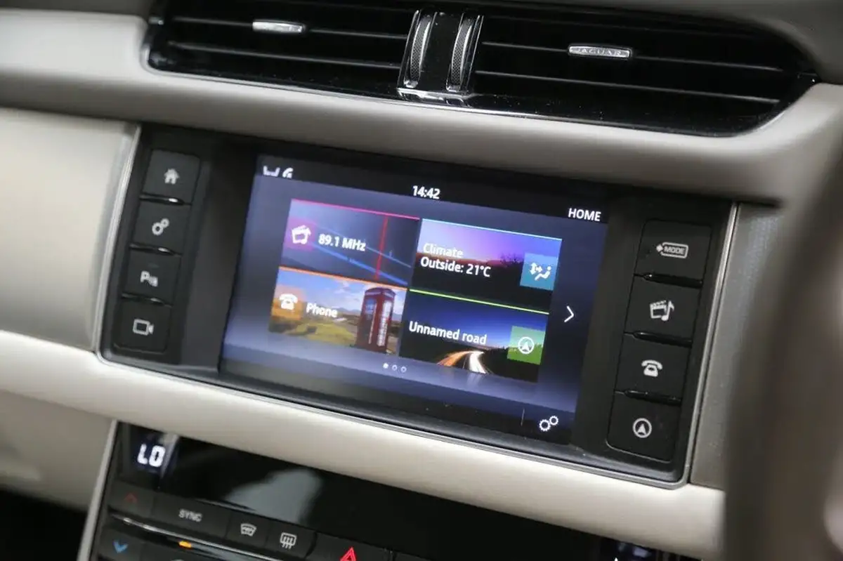 2017-jaguar-xf-20i-portfolio-200ps-saloon-4d-1999cc-big-7