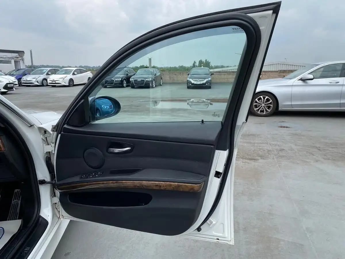 2009-bmw-3-series-big-35