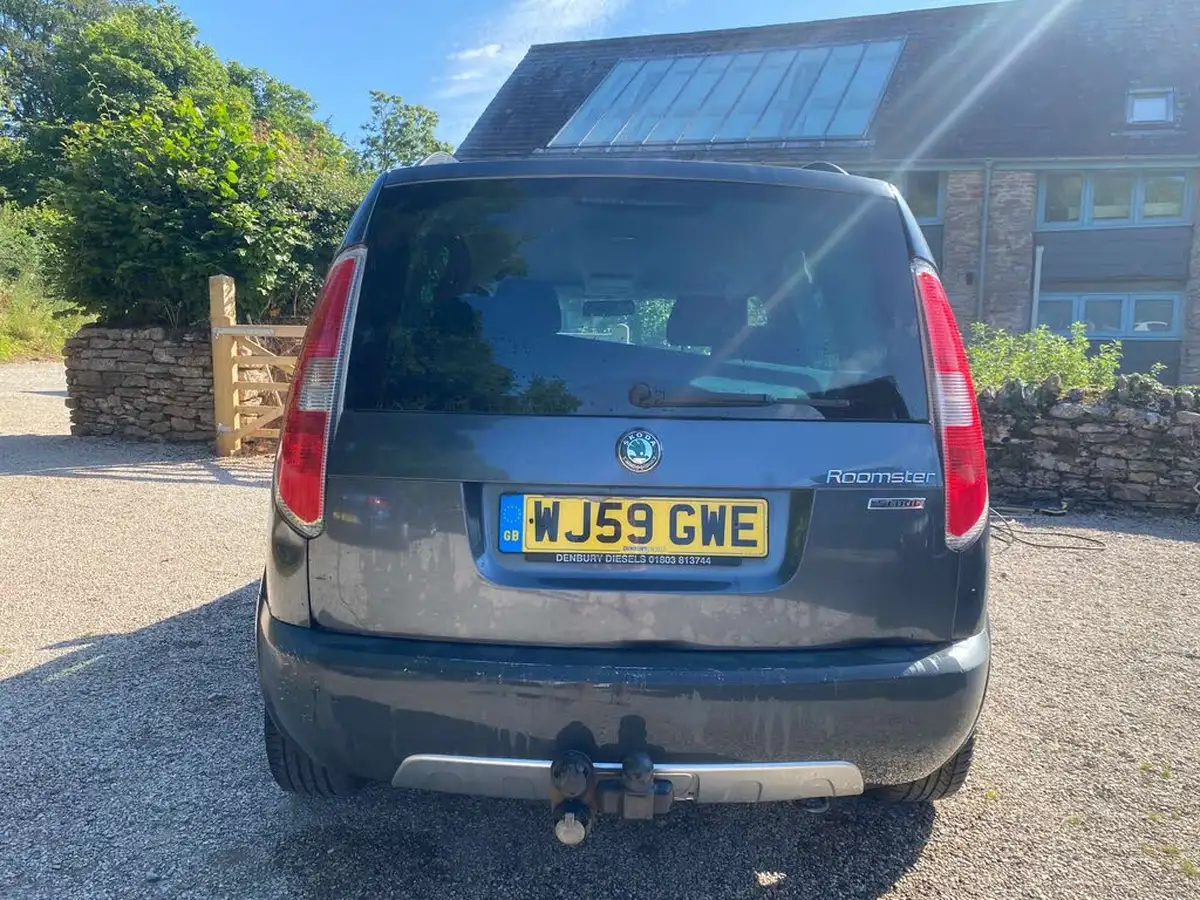 2009-skoda-roomster-14td-scout-big-3