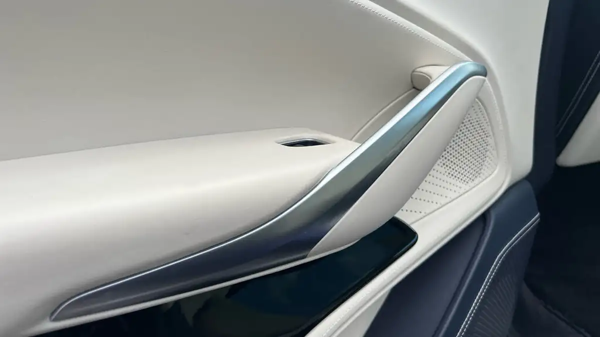 2022-aston-martin-dbx-40-v8-big-21