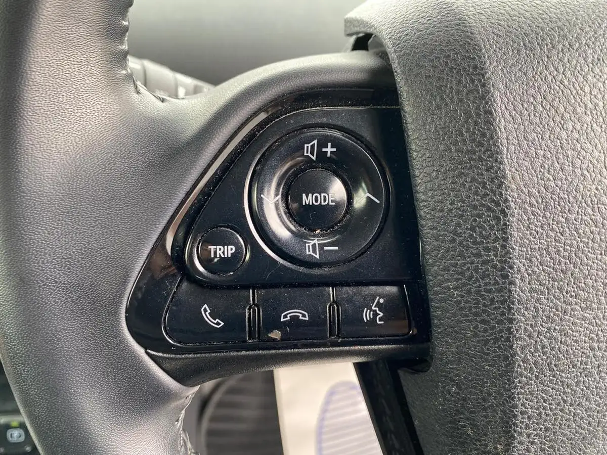 2019-toyota-prius-big-30