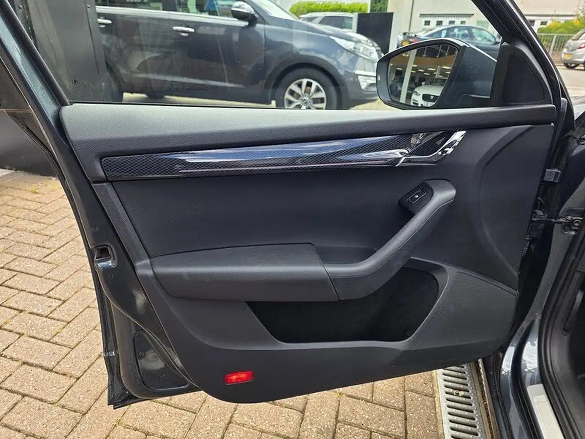 2017-skoda-octavia-20tdi-vrs-estate-big-25