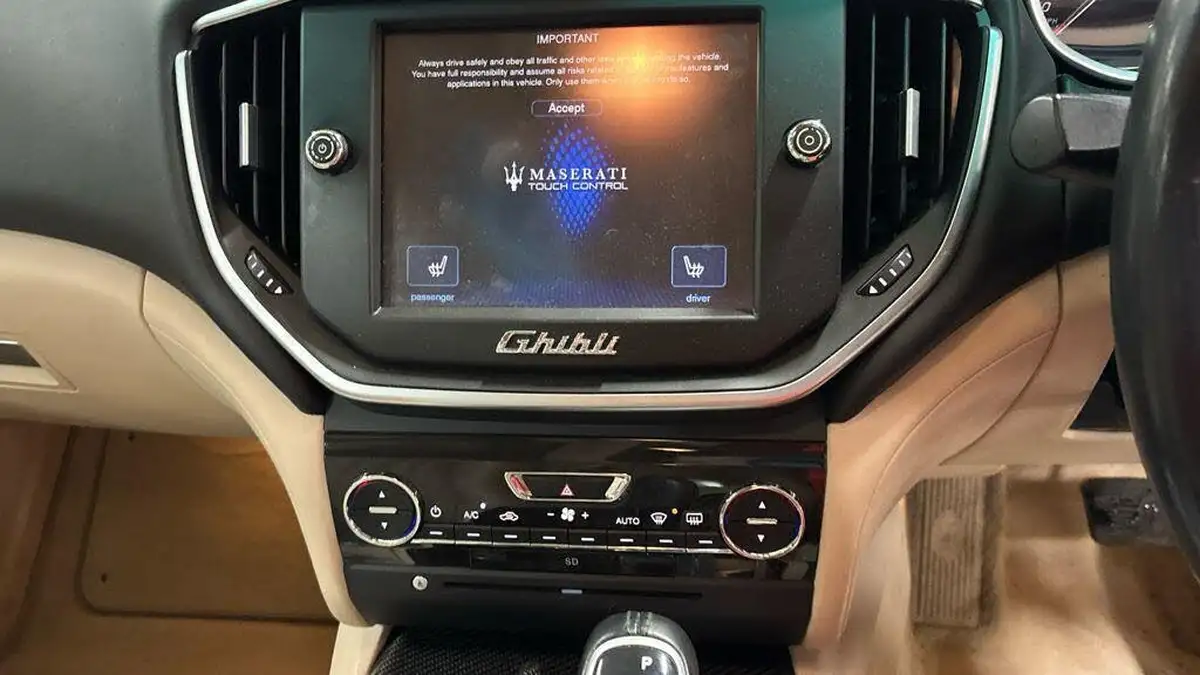2014-maserati-ghibli-30td-big-14