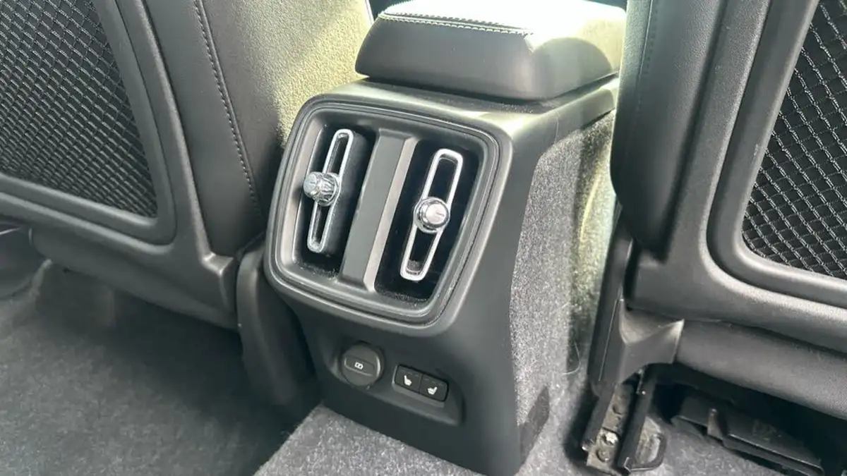 2020-volvo-xc40-20td-d4-r-design-big-27