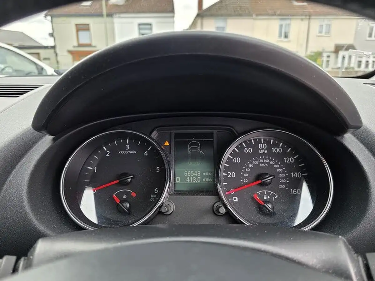 2013-nissan-qashqai2-15td-360-big-14