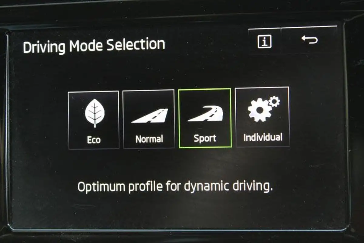 2017-skoda-octavia-20tdi-vrs-estate-big-15