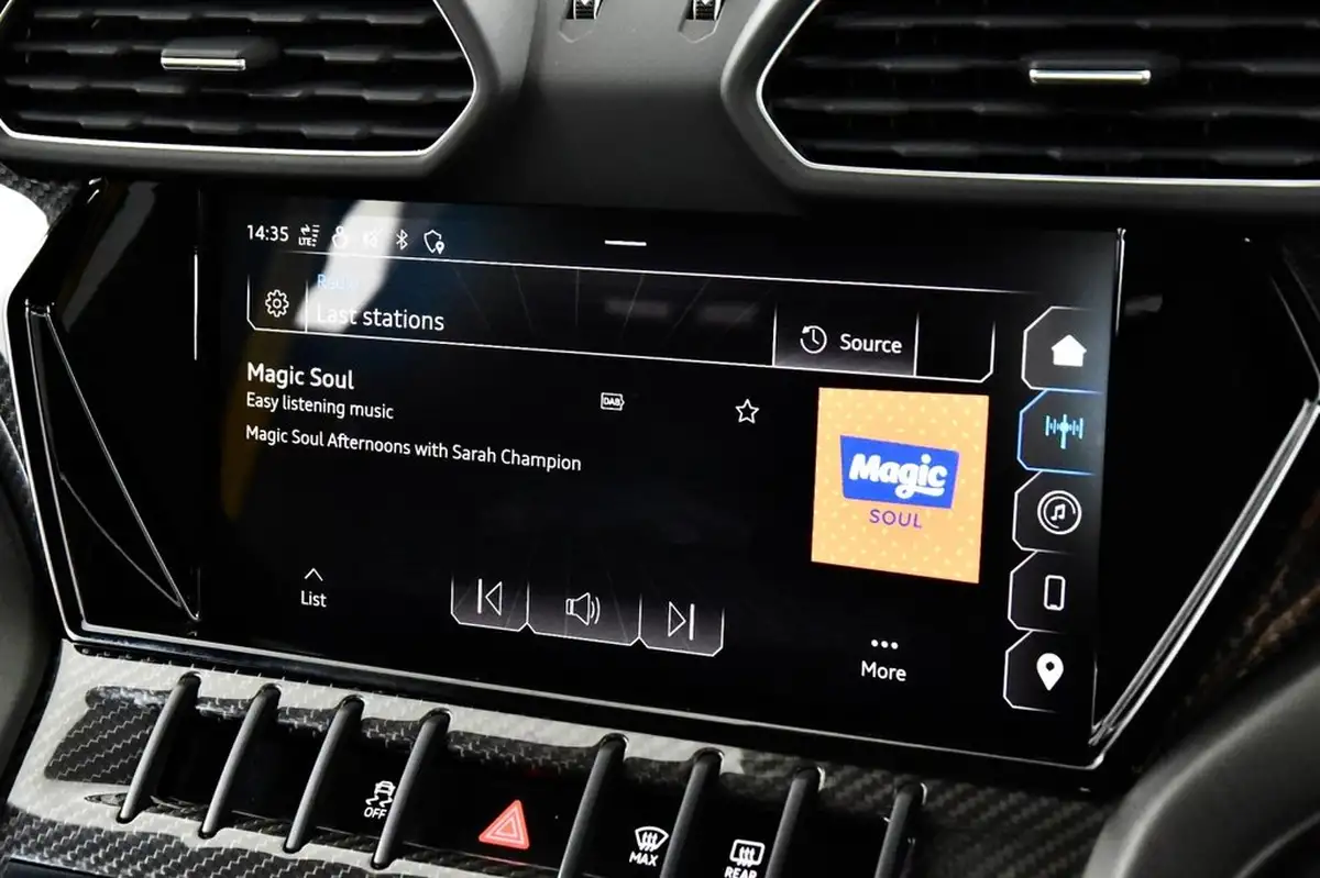 2024-lamborghini-urus-40-no-trim-big-35
