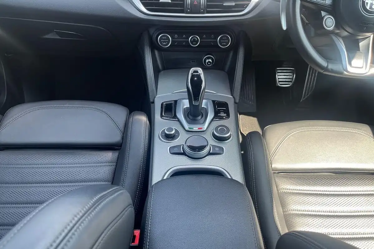 2023-alfa-romeo-stelvio-20-veloce-big-16