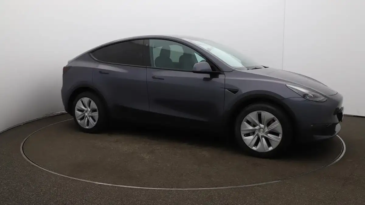 2022-tesla-model-y-e-long-range-big-33