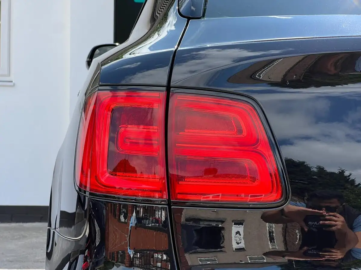 2017-bentley-bentayga-60-w12-big-56