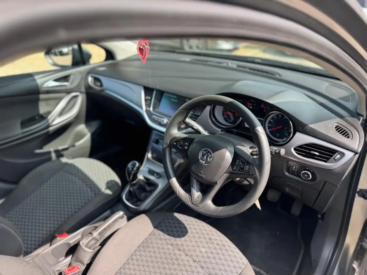 2015-vauxhall-astra-13cdti-design-16v-hatchback-big-28