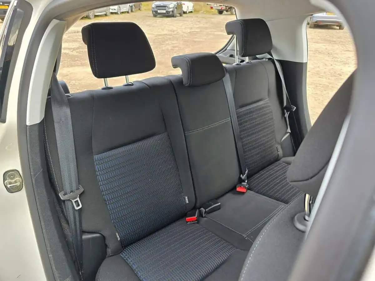 2014-peugeot-208-12-allure-ss-5d-egc-big-25
