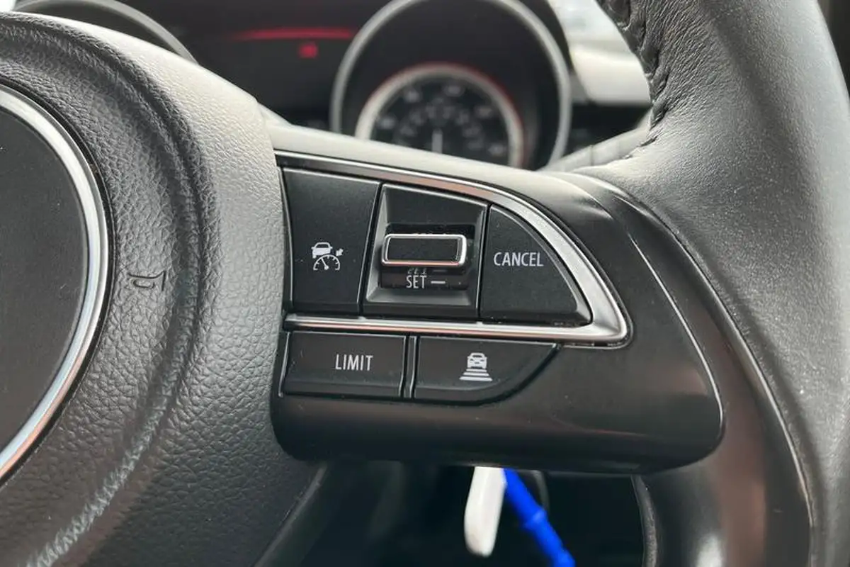 2023-suzuki-swift-12-dualjet-sz-l-big-33