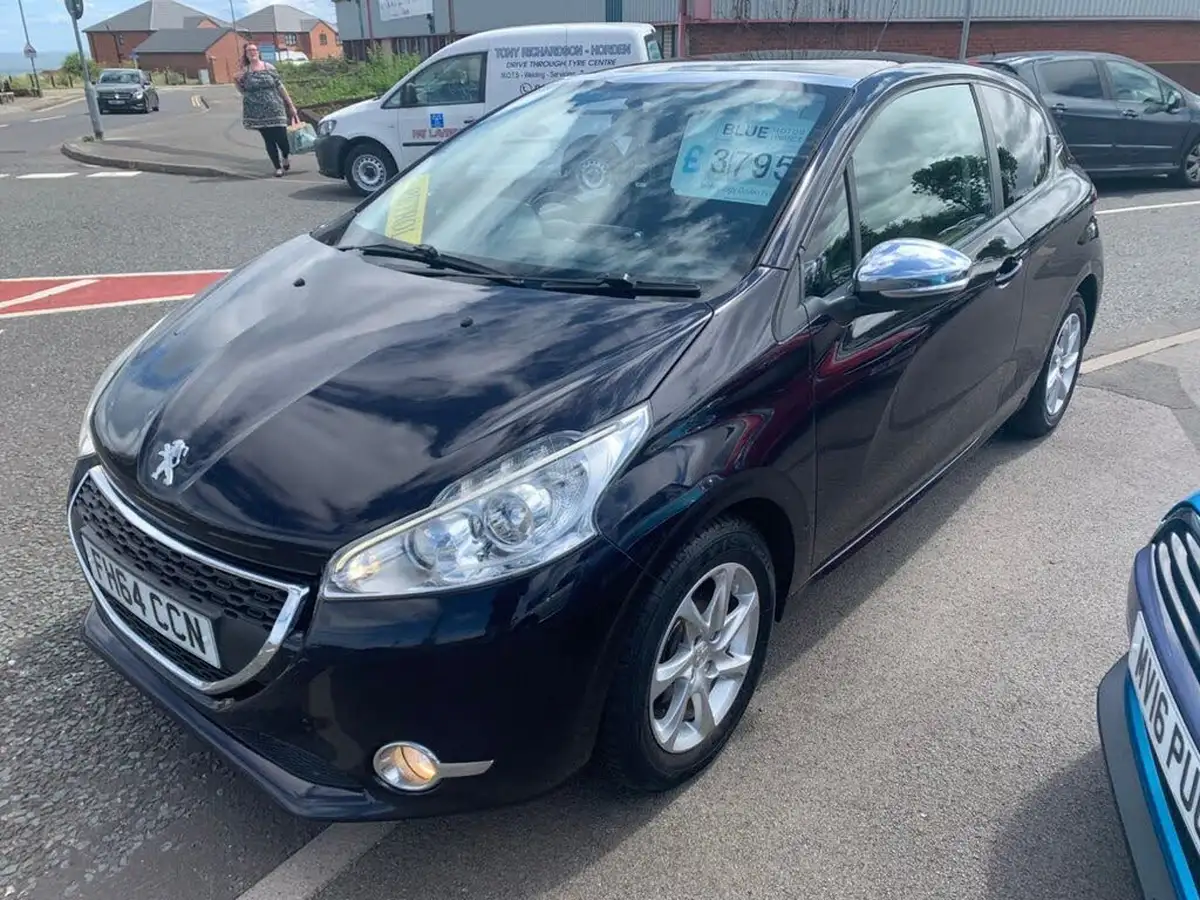 2015-peugeot-208-12-style-puretech-3d-big-2