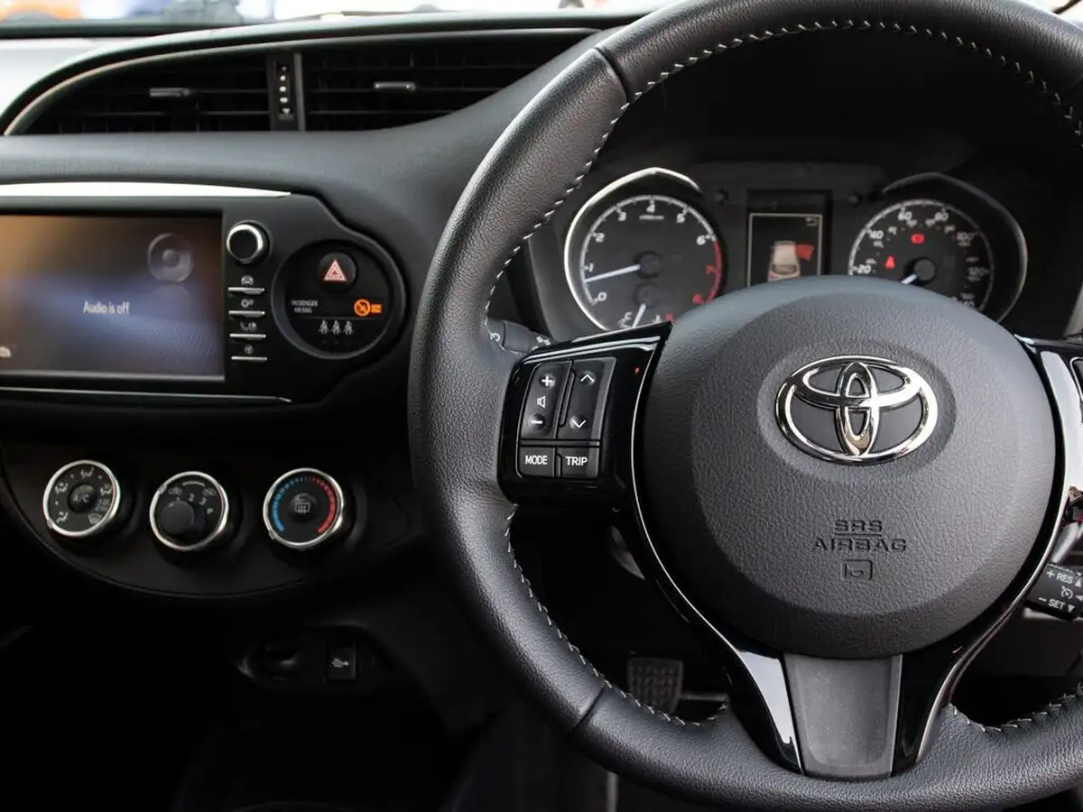 2017-toyota-yaris-15-vvt-i-design-panoramic-roof-1497cc-big-19