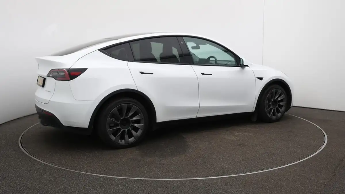 2022-tesla-model-y-e-long-range-big-51