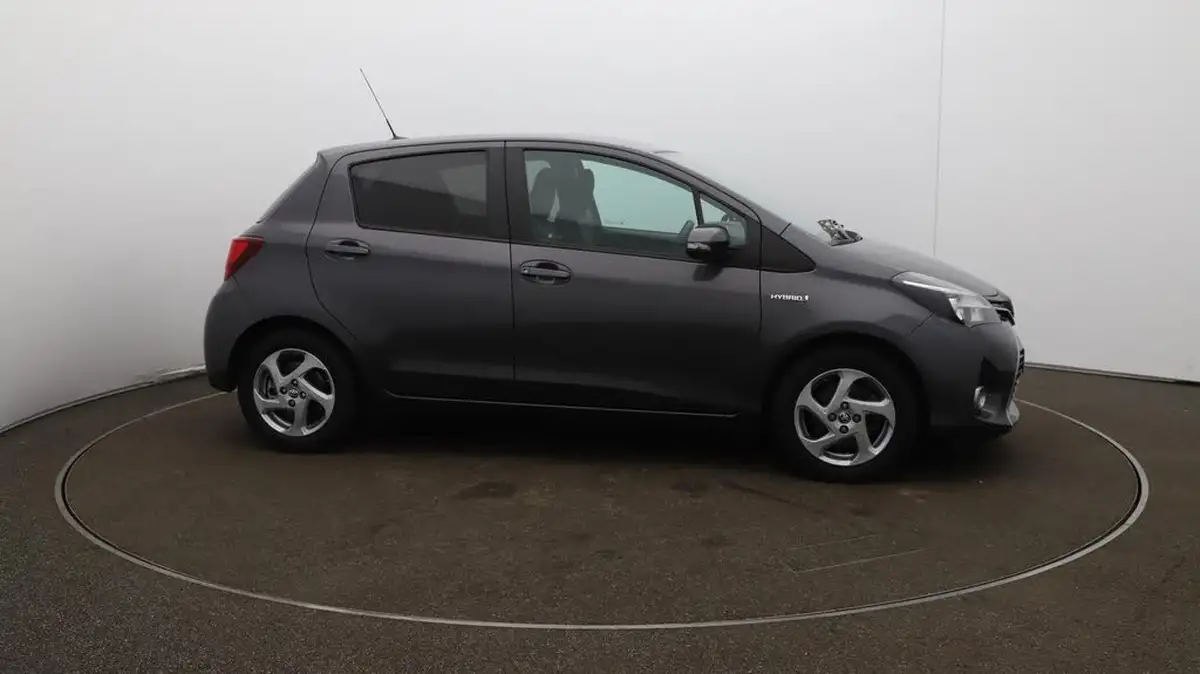 2017-toyota-yaris-15-vvt-i-icon-hybrid-big-48