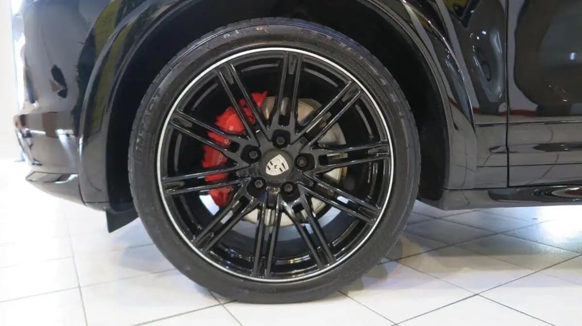 2014-porsche-cayenne-48-gts-big-17