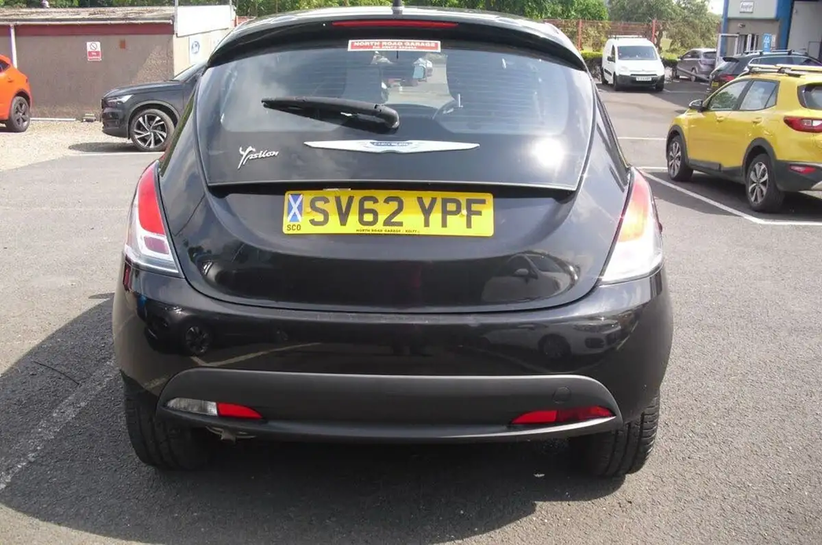 2012-chrysler-ypsilon-12-s-big-2