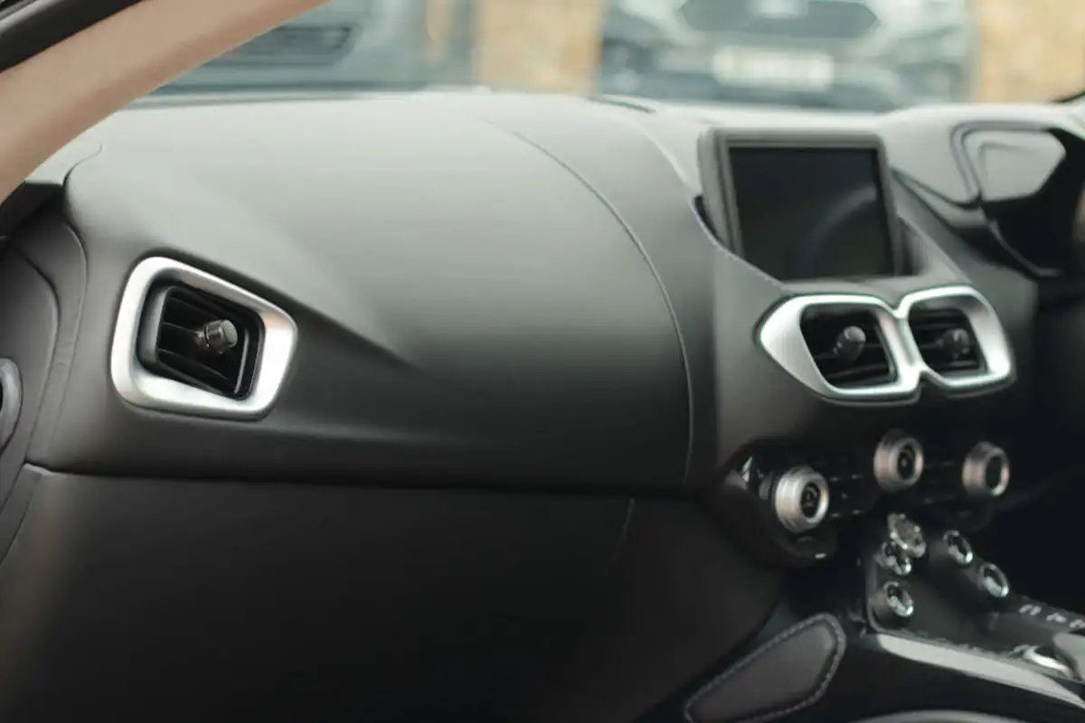 2019-aston-martin-vantage-40-v8-vantage-big-39