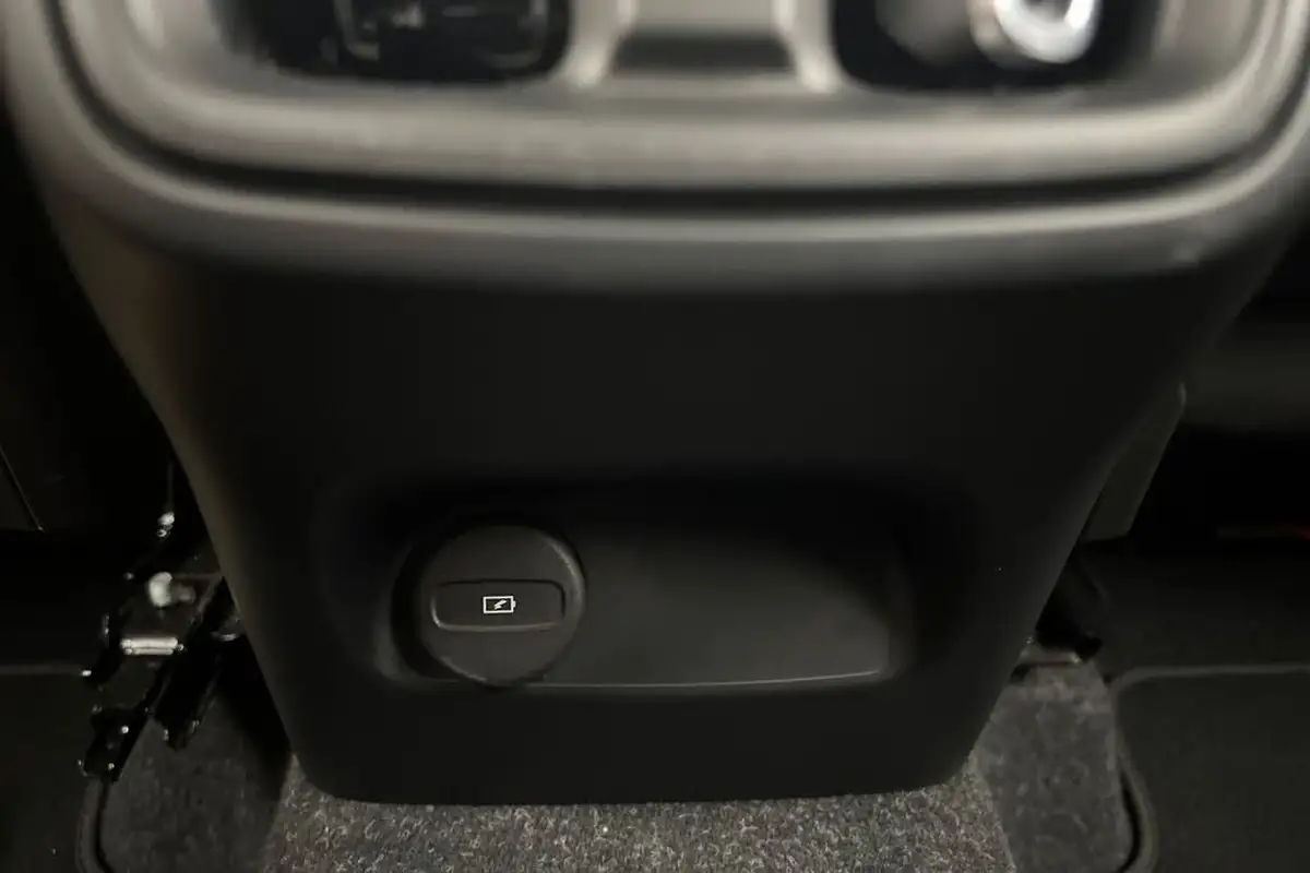 2021-volvo-xc40-15-t3-momentum-161bhp-big-32