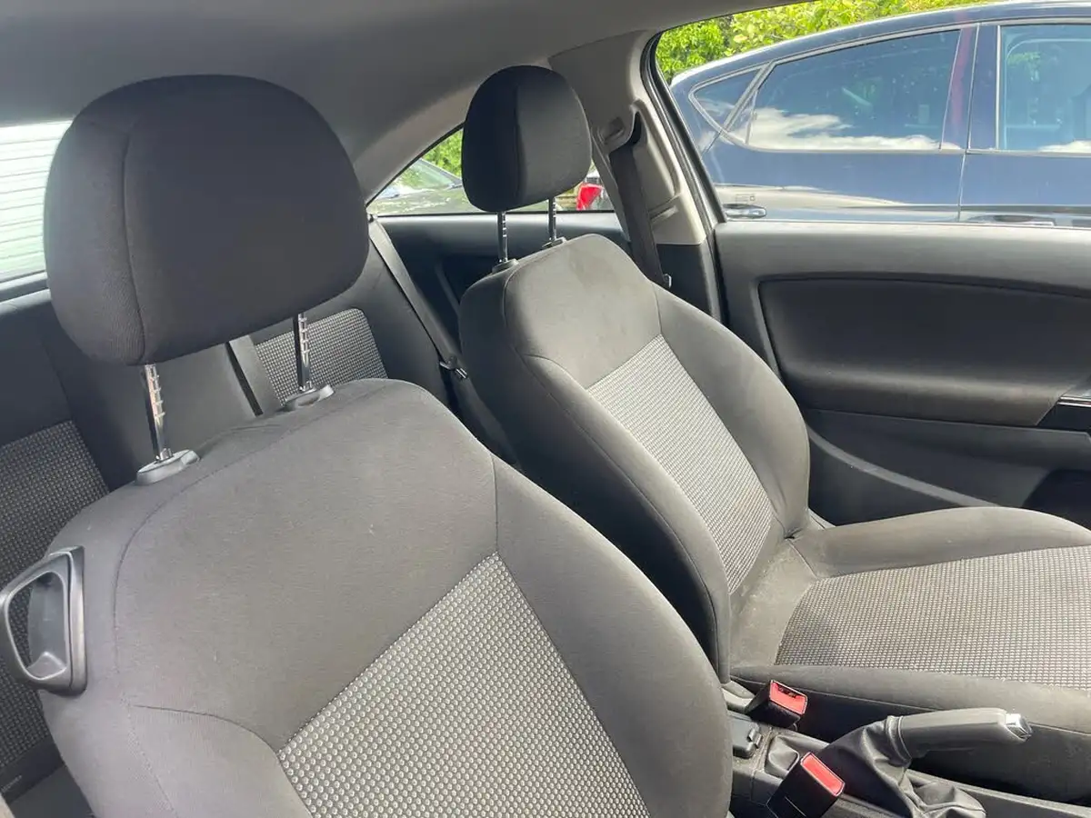 2011-vauxhall-corsa-12-excite-3d-big-8